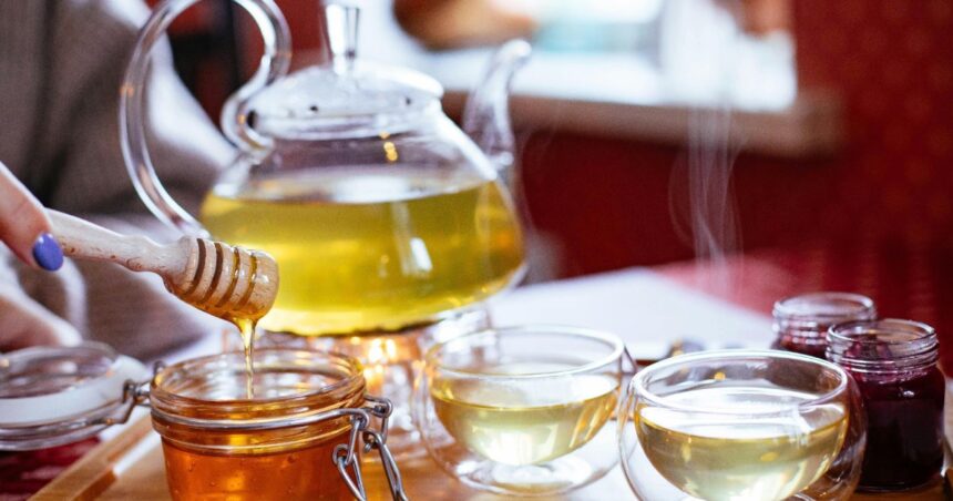 Mierea: Deliciul natural cu beneficii nutriționale remarcabile 1 mierea un aliment unic cu proprietati nutritive deosebite 68ab1ef46a90a