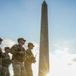 „Garda Națională din Washington se pregătește să fie înarmată, conform anunțului Pentagonului” 3 militarii din garda nationala mobilizati la washington vor purta in curand arme anunta pentagonul 68a8cee5ceae3