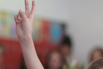 ministerul educatiei propune noi reguli pentru bursele scolare ale elevilor ce prevede proiectul 689d9a7097e68