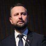 Ministrul apărării din Polonia trasa paralele între țara sa și România, după explozia unui obiect într-un câmp de porumb 3 ministrul apararii polonez compara situatia din tara sa cu cea din romania dupa ce un obiect a explodat intr un lan de porumb 68a5a98f04ef6