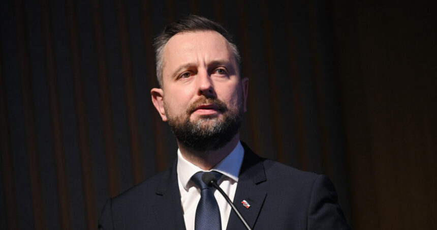 Ministrul apărării din Polonia trasa paralele între țara sa și România, după explozia unui obiect într-un câmp de porumb 1 ministrul apararii polonez compara situatia din tara sa cu cea din romania dupa ce un obiect a explodat intr un lan de porumb 68a5a98f04ef6