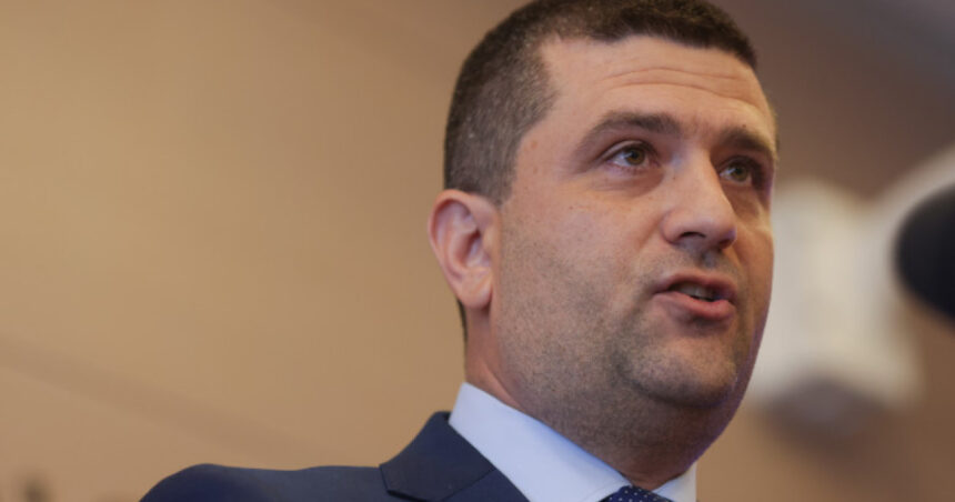 Ministrul Radu Miruță impune din nou cerința de autorizare pentru accesul în fabricile de armament 1 ministrul radu miruta reintroduce obligatia ca persoanele care intra intr o fabrica de armament sa fie autorizate de minister 68910975aaafd