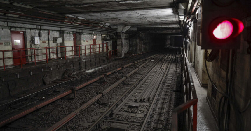 Control riguros la metrou: Ministrul Transporturilor dezvăluie o acțiune amplă pentru siguranța și operarea trenurilor 1 ministrul transporturilor anunta un control la metrou ampla actiune de inspectie privind siguranta si exploatarea trenurilor 6895bef95f8c2