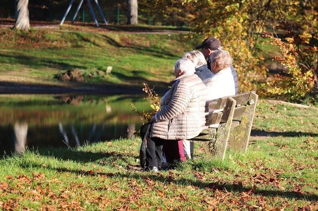 Pensionarii pot rămâne activi în câmpul muncii până la 70 de ani, cu condiția să renunțe la pensie! 1 miscare pregatita pensionarii pot continua sa munceasca in firme sau unitati de stat pana la 70 de ani daca renunta la plata pensiei 68a4df345422b