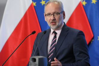 moarte tradatorilor patriei fostul ministru polonez al sanatatii a fost batut din cauza masurilor sale din pandemia de covid 19 68b051ae743e9