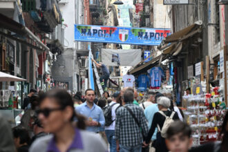 napoli este mort cum distruge turismul excesiv centrul istoric al oraselor din italia vechile cartiere sunt mall uri in aer liber 68b132a8b67a7