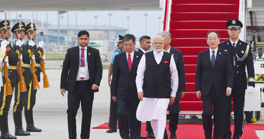 Narendra Modi, liderul Indiei, vizitează China pentru un summit regional, o premieră după 7 ani de așteptare! 1 narendra modi premierul indiei a ajuns in china pentru un summit regional o premiera in ultimii 7 ani 68b309dbd37c3