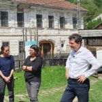 Nicușor Dan, împreună cu familia, discută despre mineritul aurifer de la Roșia Montană 2 nicusor dan alaturi de familie despre exploatarea aurului la rosia montana foto 68a360357b3a8