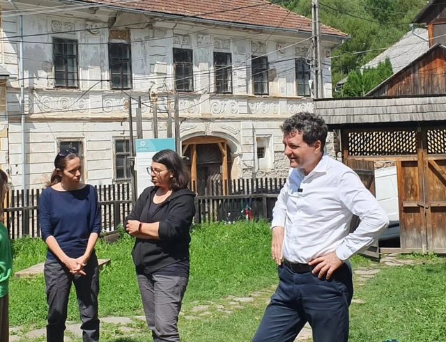 Nicușor Dan, împreună cu familia, discută despre mineritul aurifer de la Roșia Montană 1 nicusor dan alaturi de familie despre exploatarea aurului la rosia montana foto 68a360357b3a8