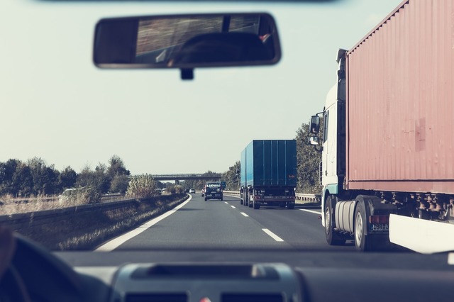 Reguli proaspete impuse de Guvern pentru traficul camioanelor de mare tonaj: amenzi crescute și stimulente pentru inițiativele eoliene. 1 noi norme adoptate de guvern privind circulatia vehiculelor grele amenzi majorate dar si facilitati pentru proiectele eoliene 68a71972130bc