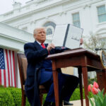 Tarifele americane afectează din această zi numeroase națiuni. Trump garantează că SUA vor beneficia de „miliarde” în plus! 2 noile tarife americane lovesc de astazi zeci de tari trump promite ca vor curge miliarde in sua 68944a4793b02