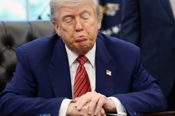 noua tinta a lui donald trump presedintele sua acuza bancile ca l discrimineaza pe el si pe fanii maga 689396fb99109