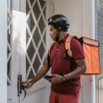 Din ce în ce mai mulți oameni optează pentru gătit acasă sau pentru livrarea mesei, influențând restaurantele și aducând beneficii supermarketurilor și serviciilor de livrare. 2 numarul persoanelor care aleg sa gateasca sau sa comande mancare acasa a crescut schimbarea afecteaza restaurantele insa aduce castiguri pentru supermarketuri si platformele de livrare 68a6e14014d87