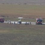 Aterizare cu emoții pe Aeroportul Tuzla: O aeronavă școlară a întâmpinat dificultăți, dar pilotul a avut un final fericit. 3 o aeronava scoala a avut probleme la aterizare pe aeroportul tuzla pilotul a reusit sa ajunga in siguranta la sol 68a5cb1e3cbef
