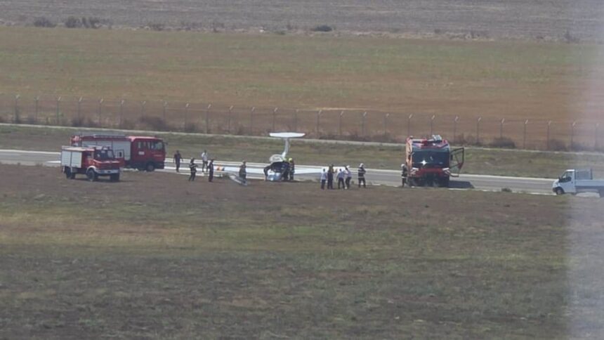 Aterizare cu emoții pe Aeroportul Tuzla: O aeronavă școlară a întâmpinat dificultăți, dar pilotul a avut un final fericit. 1 o aeronava scoala a avut probleme la aterizare pe aeroportul tuzla pilotul a reusit sa ajunga in siguranta la sol 68a5cb1e3cbef