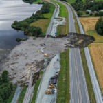 O avalanșă de pământ a devastat o parte din autostradă și zeci de metri de linie ferată în Norvegia, provocând o tragedie: un om și-a pierdut viața. 2 o alunecare de teren a distrus o portiune de autostrada si zeci de metri de cale ferata in norvegia un om a murit 68b3490fb3be6