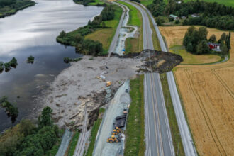 o alunecare de teren a distrus o portiune de autostrada si zeci de metri de cale ferata in norvegia un om a murit 68b3490fb3be6