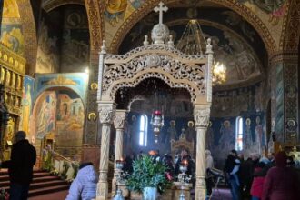 o biserica a fost jefuita de un adolescent a furat bani un flex si o drujba 688cc2eb42285