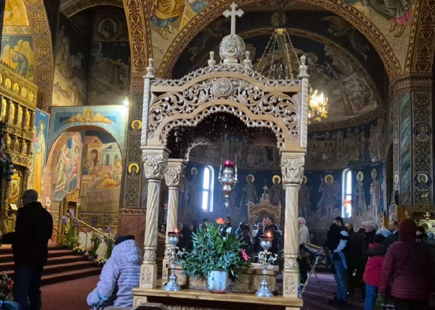 Un tânăr a dat o lovitură unei biserici: a sustras bani, un polizor și o motofierăstrău! 1 o biserica a fost jefuita de un adolescent a furat bani un flex si o drujba 688cc2eb42285