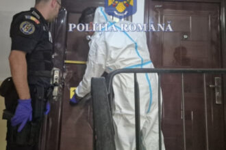 o femeie de 44 ani injunghiata mortal de sotul ei in craiova in fata fetitei lor barbatul a murit apoi dupa ce a sarit de la etaj 68a728cf47bd3
