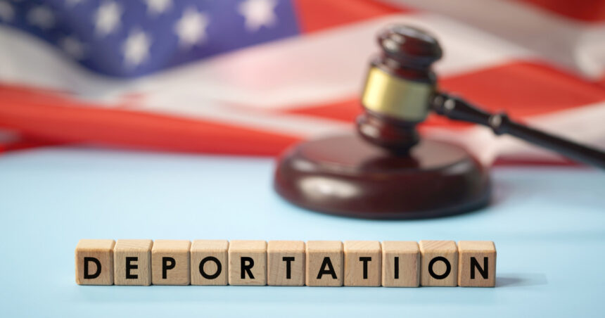 O magistrată federală a suspendat strategia lui Donald Trump privind deportarea rapidă a imigranților din Statele Unite 1 o judecatoare federala a blocat planul lui donald trump de expulzare accelerata a migrantilor din sua 68b2bffd97548