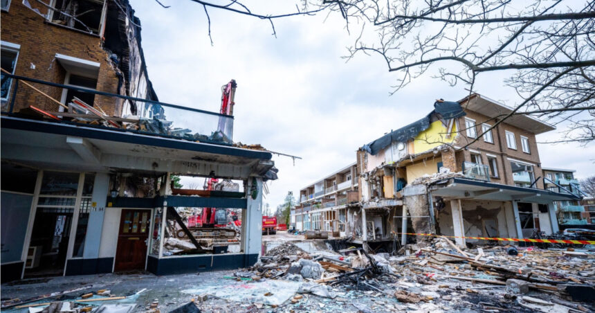 O națiune europeană mică se confruntă cu nopți de teroare din cauza exploziilor. Ce a dus la intensificarea atacurilor cu bombe? 1 o mica tara din europa a ajuns sa fie zguduita de explozii in fiecare noapte de ce a crescut atat de mult numarul atacurilor cu bomba 689abeb045daa