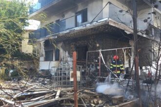 o rulota a luat foc in mamaia nord incendiul s a extins la un apartament de bloc 68a328b292dbb
