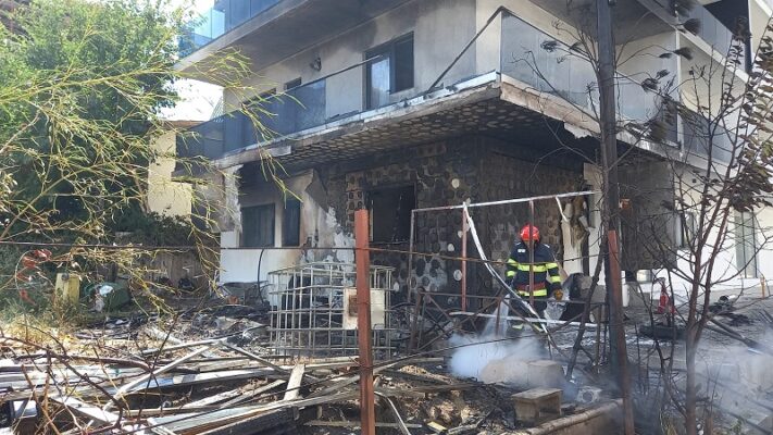 Flăcările au cuprins o rulotă în Mamaia Nord, provocând un incendiu care s-a propagat la un apartament din apropiere. 1 o rulota a luat foc in mamaia nord incendiul s a extins la un apartament de bloc 68a328b292dbb