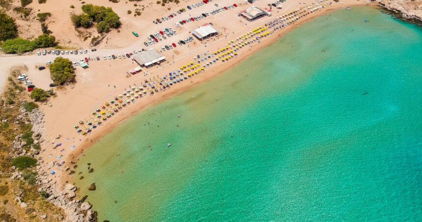 O turista britanică s-a evaporat în mod enigmatic de pe șezlongul său, pe o plajă din Grecia. Autoritățile au demarat operațiuni de căutare atât pe apă, cât și pe uscat. 1 o turista britanica a disparut misterios de pe sezlong pe o plaja din grecia autoritatile desfasoara cautari pe mare si pe uscat 6891d5104eadf