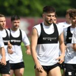 OFICIAL: TRANSFER SURPRIZĂ! A părăsit Rapidul pentru o rivală din Superligă: „Simt o bucurie imensă!” 2 oficial out a plecat de la rapid si a semnat cu o rivala din superliga sunt foarte bucuros 68a495cc4a143