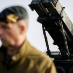 Olanda desfășoară 300 de soldați echipați cu sisteme Patriot în Polonia pentru a asigura securitatea transporturilor de armament către Ucraina. 3 olanda va trimite 300 de soldati cu sisteme patriot in polonia pentru a proteja livrarile de arme catre ucraina 68a624bb49361