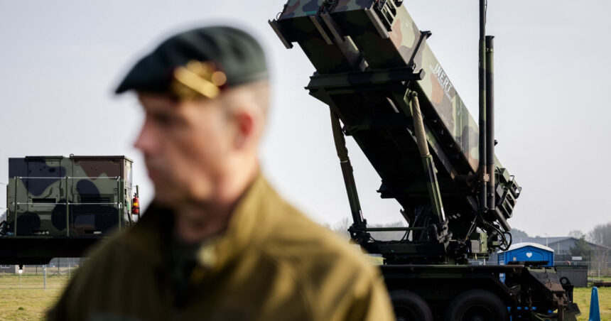 Olanda desfășoară 300 de soldați echipați cu sisteme Patriot în Polonia pentru a asigura securitatea transporturilor de armament către Ucraina. 1 olanda va trimite 300 de soldati cu sisteme patriot in polonia pentru a proteja livrarile de arme catre ucraina 68a624bb49361