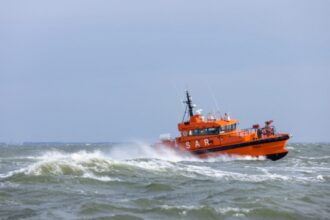 operatiune de salvare pe mare la mangalia ambarcatiune cu trei persoane remorcata de arsvom 68b3f3c0ce2ae