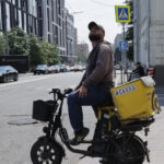 Orașul liderului Putin interzice livrările din afară, în ciuda crizei acute de muncitori 2 orasul lui vladimir putin interzice livratorii non rusi in ciuda deficitului sever de forta de munca 68a5df01b9360