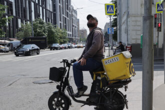 orasul lui vladimir putin interzice livratorii non rusi in ciuda deficitului sever de forta de munca 68a5df01b9360
