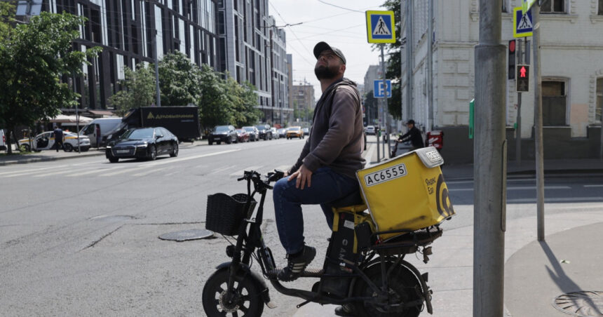 Orașul liderului Putin interzice livrările din afară, în ciuda crizei acute de muncitori 1 orasul lui vladimir putin interzice livratorii non rusi in ciuda deficitului sever de forta de munca 68a5df01b9360