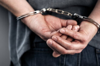 ordin de protectie dupa ce a batut cu pumnii si cu picioarele timp de 45 de minute in usa fostei sotii la venirea politistilor a devenit violent cu acestia 689d399e14a00