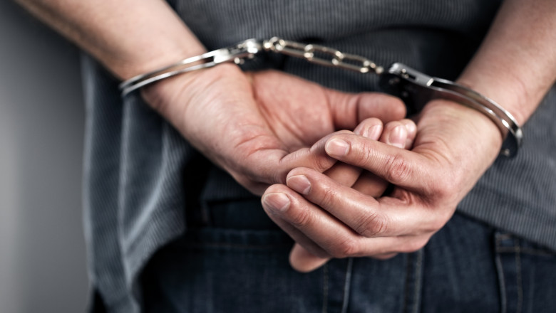 Bărbat agresiv, prins în flagrant: atac violent asupra fostei soții și confruntare cu forțele de ordine! 1 ordin de protectie dupa ce a batut cu pumnii si cu picioarele timp de 45 de minute in usa fostei sotii la venirea politistilor a devenit violent cu acestia 689d399e14a00