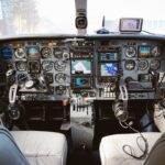 Teroare la bordul unei aeronave către România: Geamul fixat cu bandă adezivă! 3 panica intr un avion spre romania geam lipit cu scotch foto 68b2e13033911