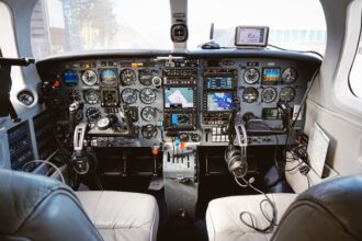 panica intr un avion spre romania geam lipit cu scotch foto 68b2e13033911