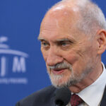 Parlamentul Poloniei a decis să îi retragă imunitatea fostului șef al Apărării Antoni Macierewicz. Ce acuzații i se aduc? 3 parlamentul polonez a votat pentru ridicarea imunitatii fostului ministru al apararii antoni macierewicz ce i se imputa acestuia 68935d128eed0