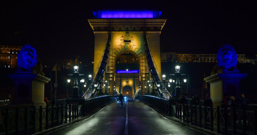 Furia partidului lui Viktor Orban după ce primarul Budapestei a transformat un pod de peste Dunăre în simbolul Ucrainei 1 partidul lui viktor orban a avut o reactie furioasa dupa ce primarul budapestei a iluminat un pod peste dunare in culorile ucrainei 68addff382055