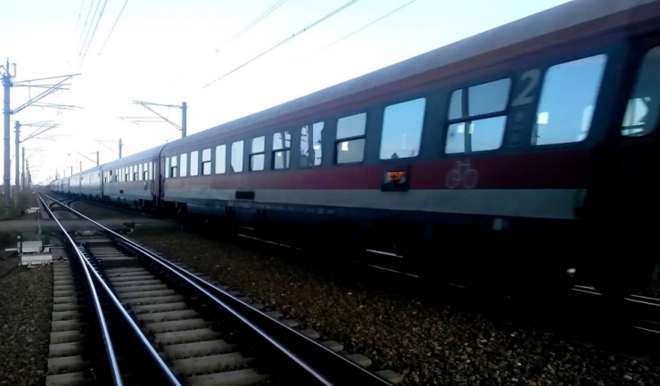 Accident în trenul Mangalia – Oradea: Călători răniți din cauza unei feronerie defecte 1 pasageri raniti de un geam intr un tren pe ruta mangalia oradea 68a5652c3c723
