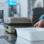 Călătorii de pe Aeroportul Otopeni pot aduce recipiente de lichide mai voluminoase în bagajele de cabină. Anunț important de la CNAB 2 pasagerii de pe aeroportul otopeni vor putea calatori cu recipiente de lichide mai mari in bagajele de mana termenul anuntat de cnab 68a9cb7aec83c