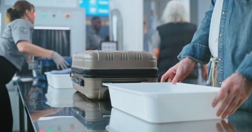 Călătorii de pe Aeroportul Otopeni pot aduce recipiente de lichide mai voluminoase în bagajele de cabină. Anunț important de la CNAB 1 pasagerii de pe aeroportul otopeni vor putea calatori cu recipiente de lichide mai mari in bagajele de mana termenul anuntat de cnab 68a9cb7aec83c