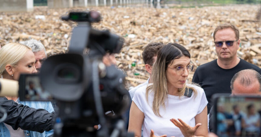 Peste 200 de salvatori acționează în Borca și Fărcașa după inundații. Diana Buzoianu: „În Neamț se conturează un pericol iminent” 1 peste 200 de persoane intervin la borca si farcasa dupa inundatii diana buzoianu la neamt e o bomba cu ceas 688ccc12159df