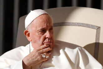 politia italiana anunta ca a arestat un barbat pentru un complot de asasinare a fostului papa francisc 68b1b4bc3fe51
