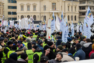 politistii ameninta cu greva in cazul in care guvernul le ameninta pensiile bataia de joc la adresa pensiilor militare si a salariilor noastre trebuie sa inceteze 68b1ec18713e9