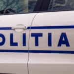 Intervenție dramatică: Forțele de ordine discută cu un bărbat izolat în locuință, suspectat de uciderea fiului său 2 politistii negociaza cu un barbat baricadat in casa care si ar fi omorat copilul 68b18c71d2a32