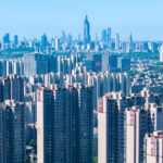 Colapsul fulminant al fostului lider economic chinez: Evergrande, titanul imobiliar, a dispărut de pe piața bursieră. 3 prabusire totala pentru fostul varf de lance al economiei chinei gigantul imobiliar evergrade a fost delistat de la bursa de valori 68ad3ab04d38b